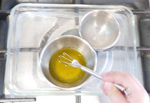 Je chauffe au bain marie les deux bols