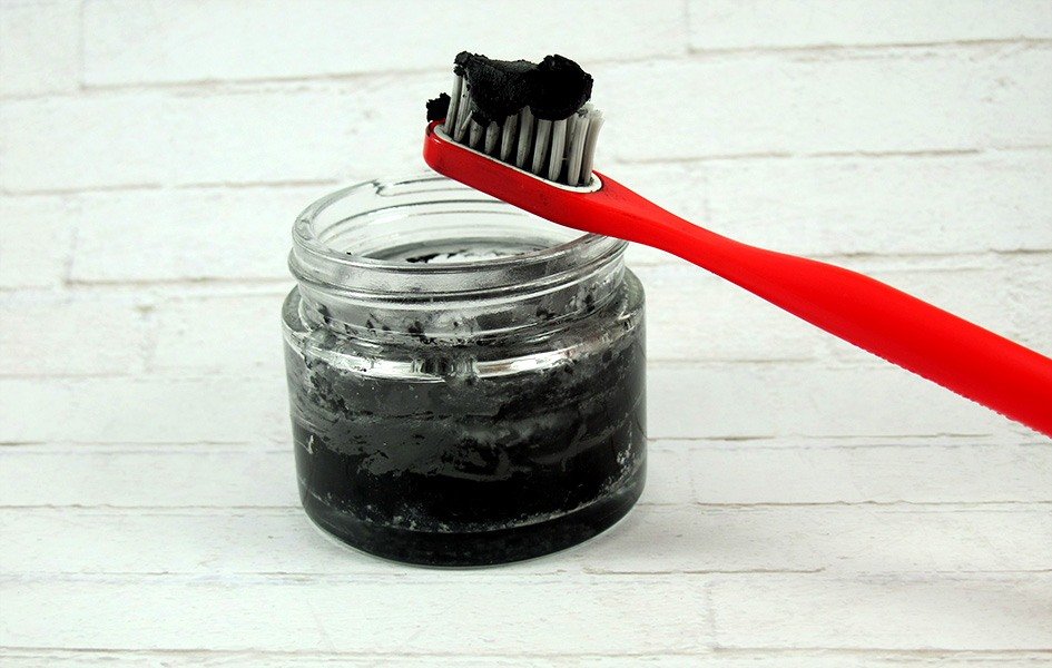 Dentifrice blanchissant maison au charbon